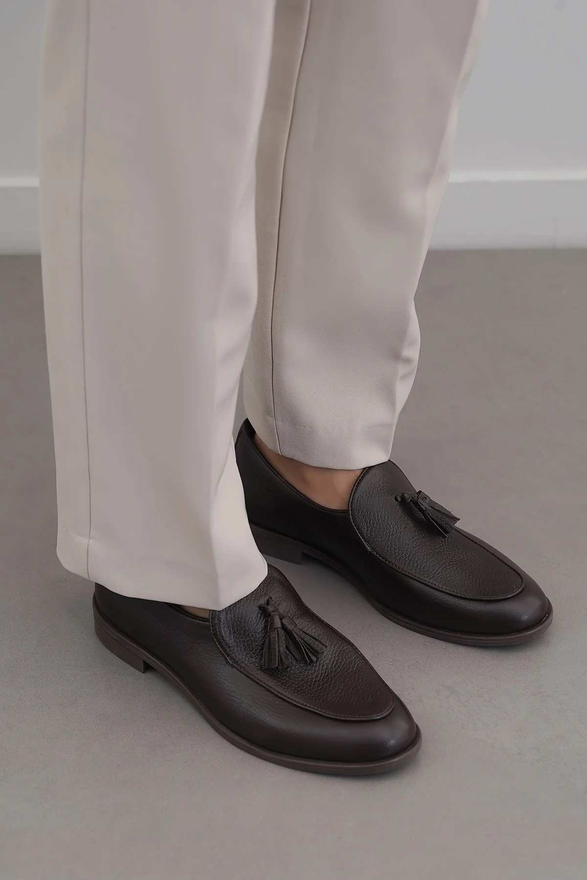 GRAINED LEATHER TASSEL LOAFERS